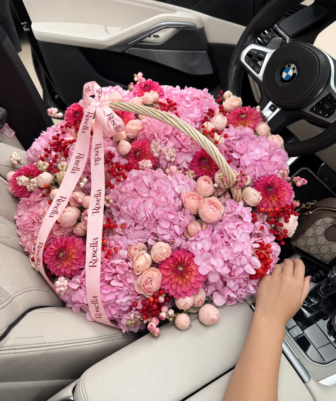 15 hydrangeas, 46 spray roses & 12 dahlias in a basket