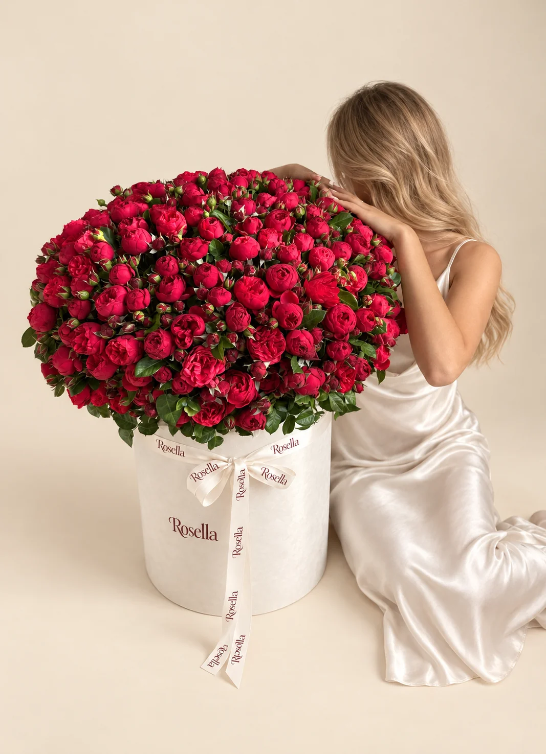145 garden roses in a round box