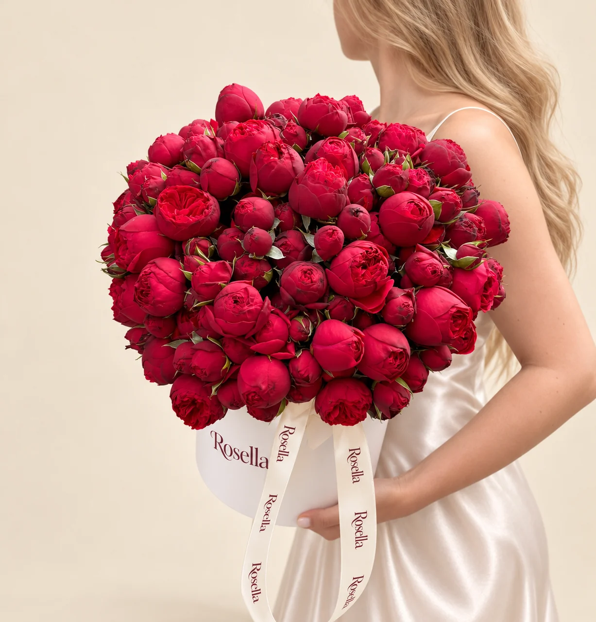 95 garden roses in a round box